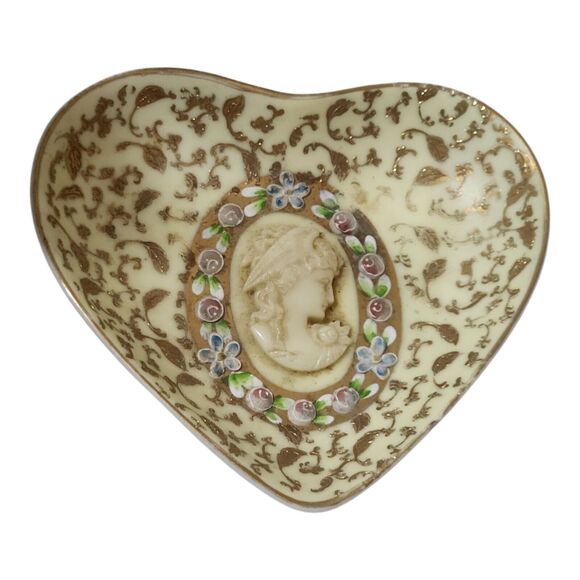 Heart-Shaped Porcelain Trinket Dish With Cameo & Floral Design 6632C - Picture 1 of 3